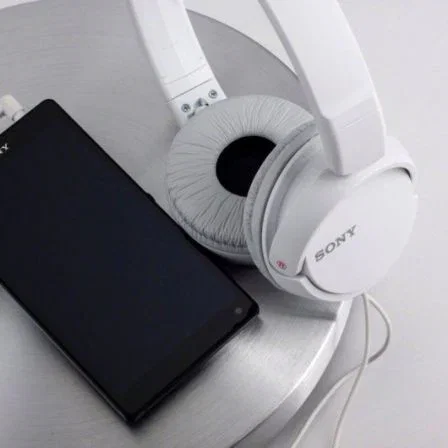 Sony Auriculares MDRZX110APW Blancos con Micrófono, Diadema Circumaural Cerrada, Conexión Alámbrica Jack 3.5 mm Chapado en Oro Sony Auriculares MDRZX110APW Blancos con Micrófono, Diadema Circumaural Cerrada, Conexión Alámbrica Jack 3.5 mm Chapado en Oro
